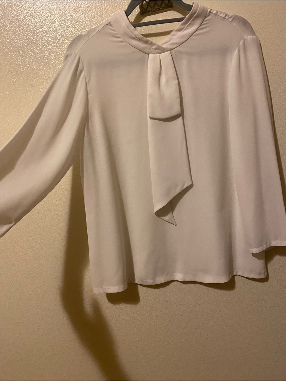 TAHARI Elegant Cream Tie-Neck Women's Blouse